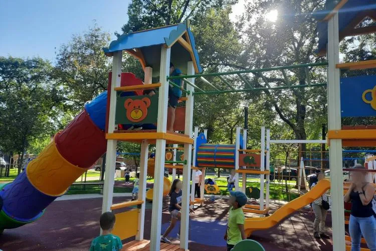 Părinții din Cluj se tem să-și mai lase copiii la joacă, după ce oamenii fără adăpost ,,s-au mutat” într-un parc din oraș: ,,Au comportament neadecvat”