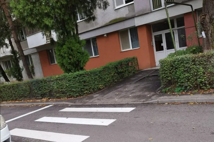 Val de ironii la adresa Primăriei Cluj după instalarea unei treceri de pietoni pe o alee dintre blocuri în Gheorgheni: „Cred că se impune un semafor”