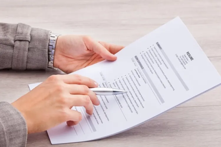 Demnitarii români vor fi arși la buzunare! Amendă de mii de lei dacă nu-și actualizează CV-urile 