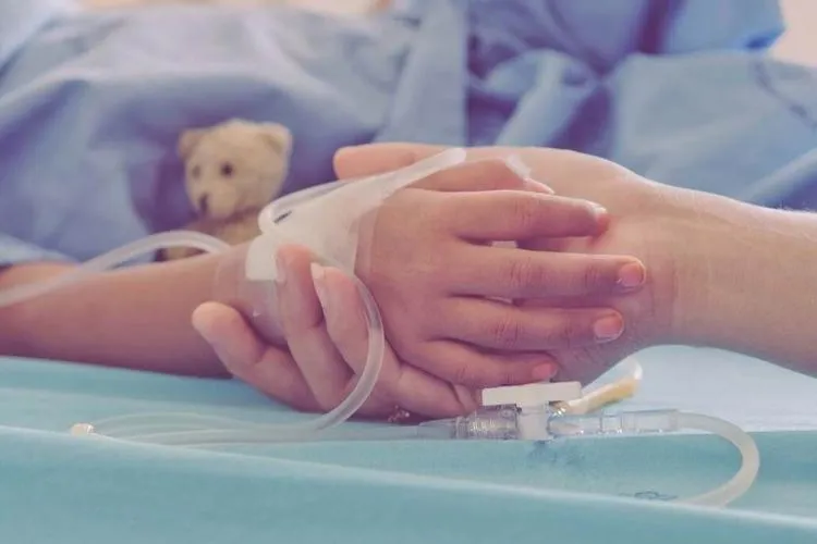 Care este starea celor două fetițe din Cluj care au fost rănite în urma unui experiment. Au suferit arsuri grave și necesită tratament chirurgical