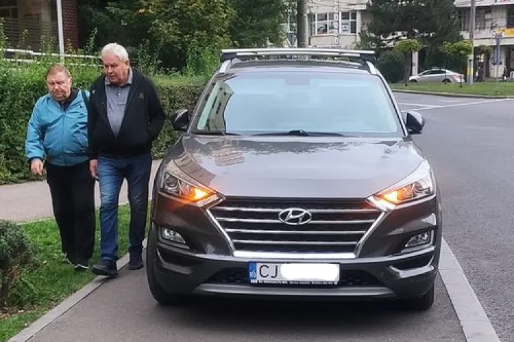 Poza zilei: La Cluj trotuarul e al mașinilor! Pietonii, nevoiți să le ocolească pe unde apucă  - FOTO 