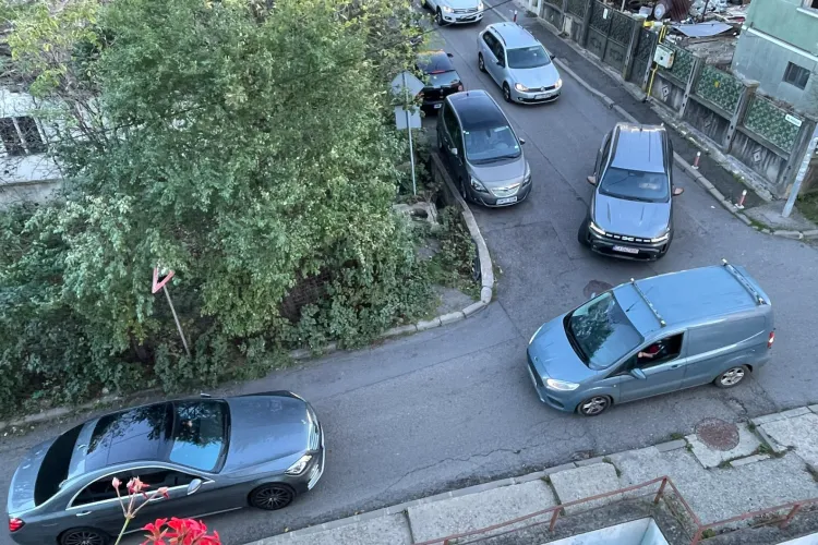 VIDEO- Conflict în traficul din Cluj din cauza ambuteiajelor! Scena de azi e „normalitatea”, din cauza șoferilor care fentează intersecția cu Borhanci 
