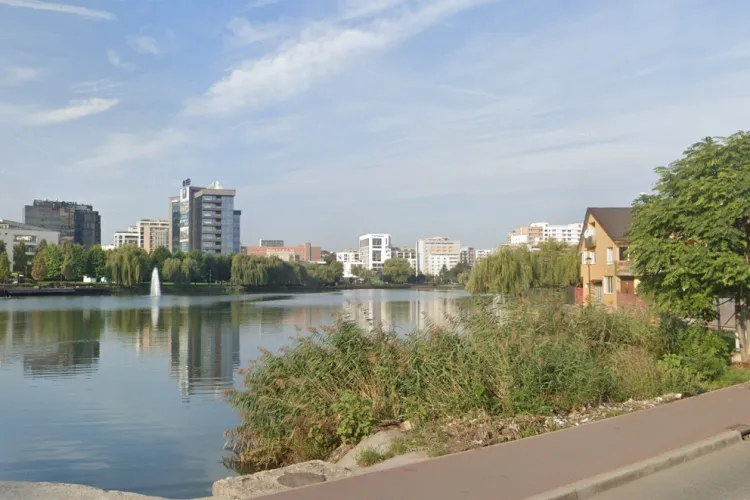 Malurile Lacului Gheorgheni, împânzite de deșeuri! Oamenii străzii care se adăpostesc în zonă ar fi responsabili: „Faceți ceva cu acel focar de infecție”