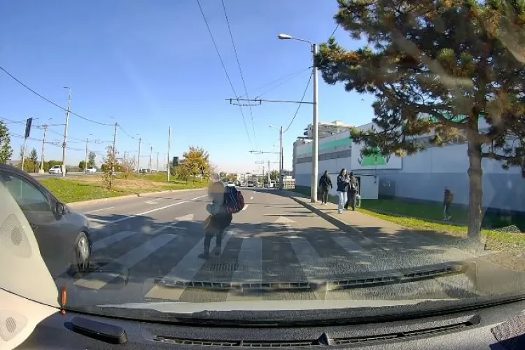 Incident periculos astăzi în Cluj: Un copil a fost la un pas să fie lovit de o mașină pe trecerea de pietoni/ Șoferul a plecat nepăsător mai departe VIDEO