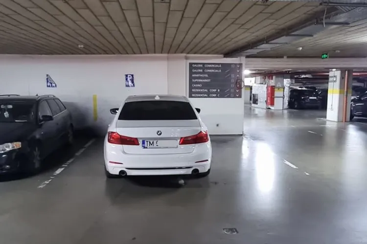 Bănățenii vor să fie „fruntea” și la Cluj! Un șmecher cu BMW s-a pus stăpân pe două locuri de parcare, la Platinia