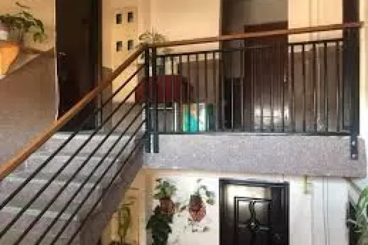 Situație halucinantă într-un bloc din Cluj! Un individ își face nevoile în scară și fuge. Locatarii sunt disperați iar Poliția nu reușește să dea de făptaș