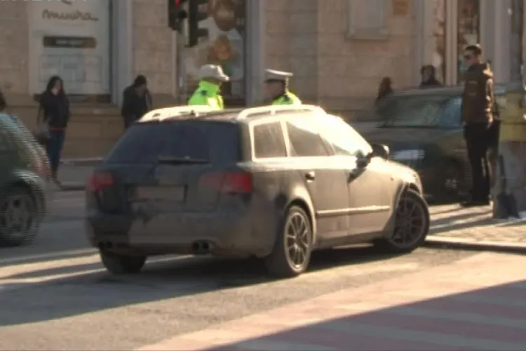 Un clujean, rămas cu mașina în drum, a fost ajutat fix de cine se aștepta mai puțin: „Au trecut 20 de mașini. Doar ei au oprit”/Acum îi caută