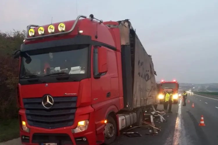 Accident Cluj- Două TIR-uri s-au ciocnit pe Autostrada A3, pe sensul de Cluj-Turda. Un tânăr de 22 de ani a fost transportat de urgență la spital FOTO