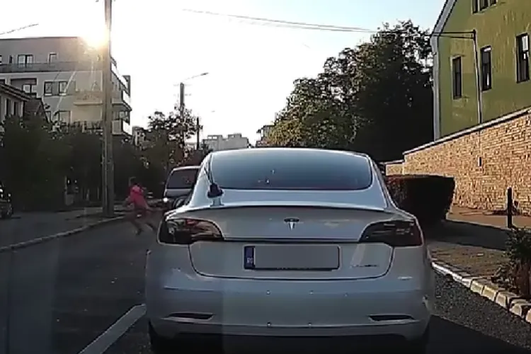 La un pas de tragedie! O fetiță neatentă era să fie călcată de o mașină pe o stradă din Cluj: ,,Nu a învățat-o să treacă” - VIDEO
