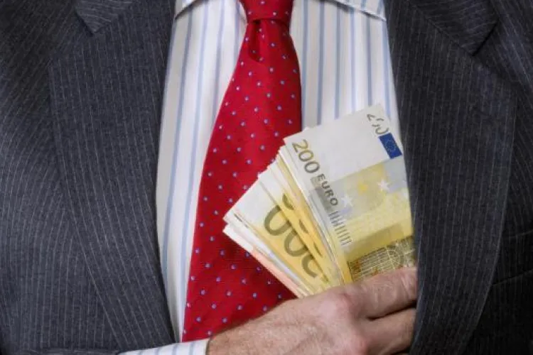 Un tânăr de 26 de ani a vândut telefoane mobile de 1,2 milioane de lei, fără să plătească vreo taxă sau impozit. Procurorii clujeni au intrat pe fir 