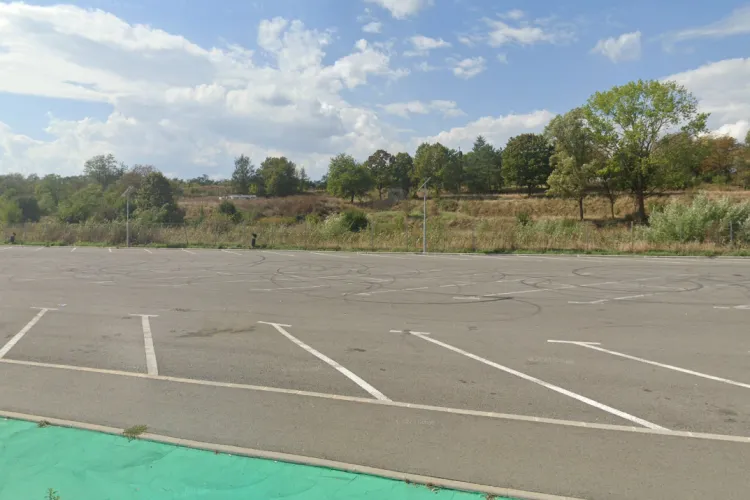 Clujenii de lângă cimitirul din Someșeni sunt disperați! Se luptă cu șoferii teribiliști care le tulbură nopțile, dar nu au succes: „Avem abonament la 112”