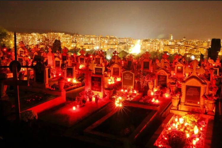 Suporterii U Cluj vor curăța mormintele pentru Luminație, în locul celor care nu pot să ajungă la cimitir. Apelează la ajutorul lor!