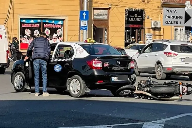 Cluj: Accident în Piața Mihai Viteazul. Un motociclist și un taxi au fost implicați