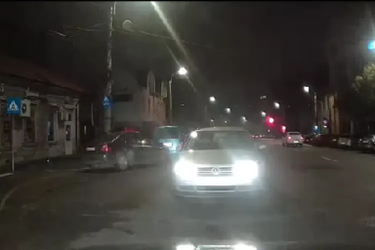 Mersul pe contrasens e la modă în Cluj! Un șofer mergea ,,noaptea, ca hoții” pe Dorobanților, prin centrul orașului: ,,Tot eu primesc flashuri” - VIDEO