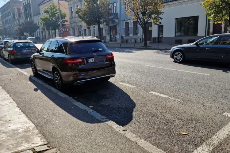 Clujenii profită la maxim când găsesc locuri libere de parcare. Un șofer a ocupat mai mult spațiu doar pentru că a putut: ,,Cât de nesimțit să fii”