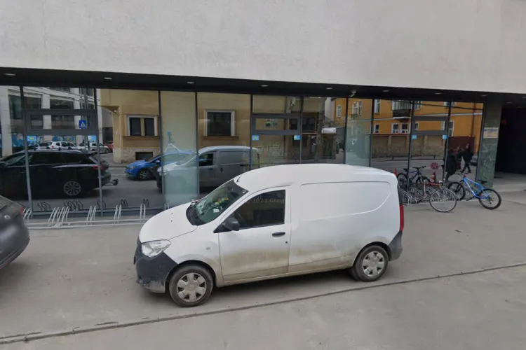 Disperare mare în orașul de 5 stele! Clujenii își parchează mașinile pe locurile destinate motocicletelor și bicicletelor