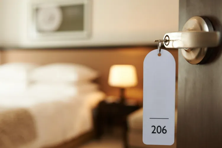 Copilă de 13 ani, forțată să întrețină relații intime într-un hostel din Cluj-Napoca. Agresorul a încuiat-o în cameră și încerca să o convingă prin bătaie