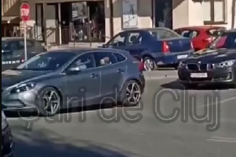 În traficul din Cluj nu se iartă nicio secundă pierdută. Șofer începător, șicanat și certat din cauză că ,,nu iese odată, să aibă mai mult curaj” - VIDEO