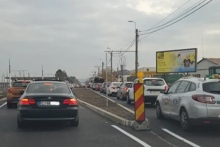 Trafic infernal în Someșeni! Șoferii stau bară la bară din cauza unor lucrări de asfaltare din zona aeroportului din Cluj-Napoca: „E horror și de evitat”