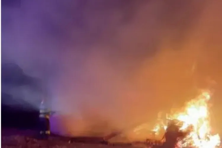 Cluj -O casă a luat foc în această seară. Pompierii intervin de urgență pentru ca incendiul să nu se extindă la casele din jur