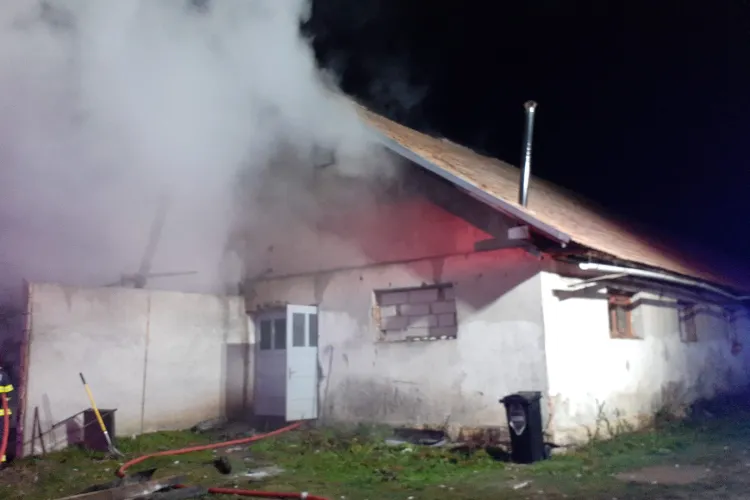 Incendiu devastator în această dimineață la o firmă din Cluj! O centrală a luat foc, iar flăcările s-au extins și în jur  FOTO