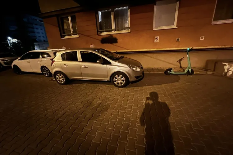 FOTO. Mesaj inedit pentru un șofer certat cu parcările din Cluj! Un clujean nu s-a putut abține și i-a lăsat un bilețel în parbriz: „Cum ai reușit să...”