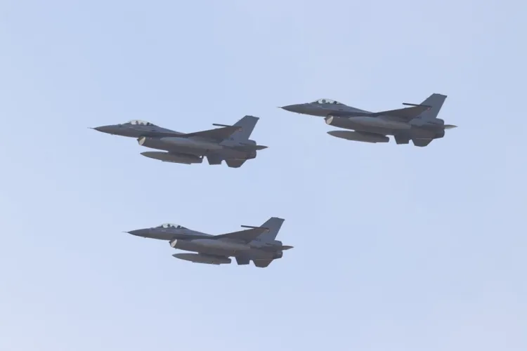 FOTO. Trei avioane de luptă au sosit la Câmpia Turzii! Se fac pregătiri intense pentru apărarea spațiului aerian național 