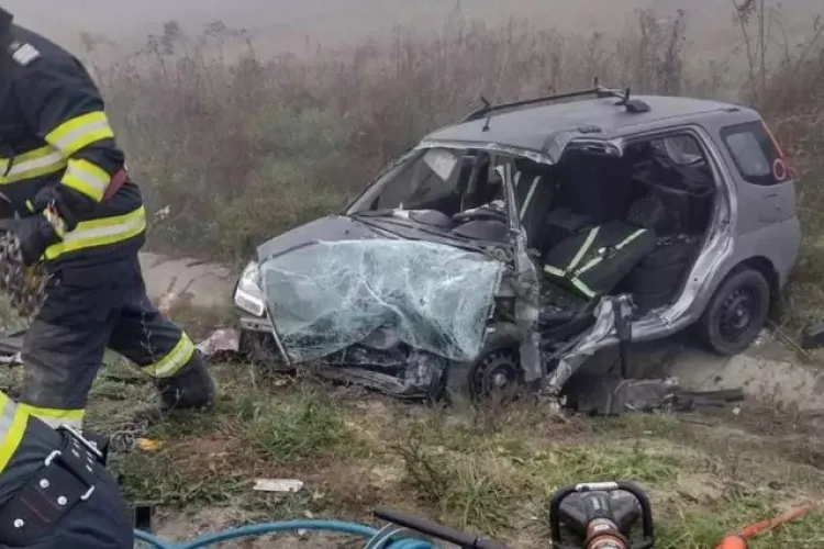 Accident grav între patru mașini! Două persoane au murit în urma impactului. Traficul este blocat 