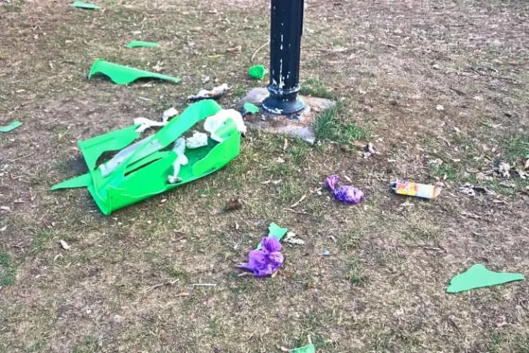 Un parc din Cluj-Napoca a fost vandalizat de ,,o persoană bolnavă”: ,,Altă treabă nu are decât să rupă coșurile de gunoi ”