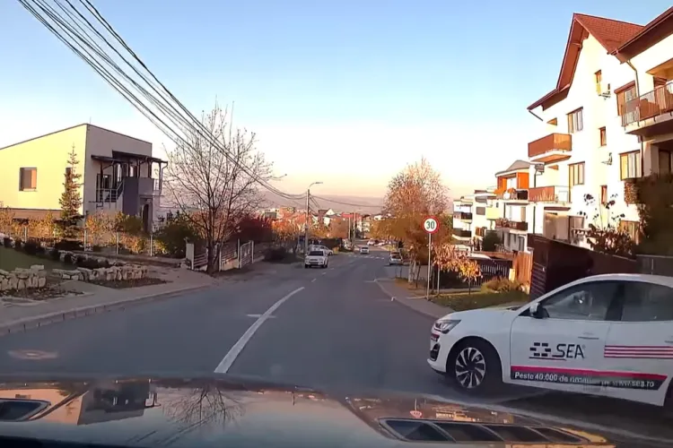 VIDEO. Accident evitat milimetric în Făget! Șoferii implicați, criticați aspru pe internet: „Nici la cei cu mașini de 100 de mii nu le e milă de ele”