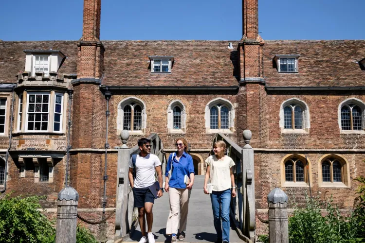 Limba română se va preda la Universitate Cambridge. Concurs pentru ocuparea posturilor de lector