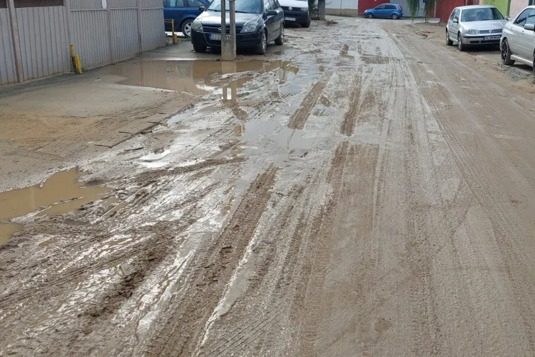 În timp ce unii visează la metrou, clujenii din Someșeni circulă pe străzi pline de noroi: „Este un coșmar. Plătim taxe și impozite, dar nu avem asfalt”