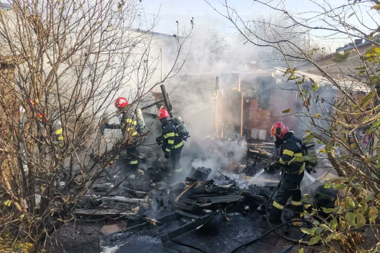 Incendiu în Cluj-Napoca: O baracă a luat foc! Pompierii se luptă ca focul să nu se extindă la imobilele din jur - FOTO