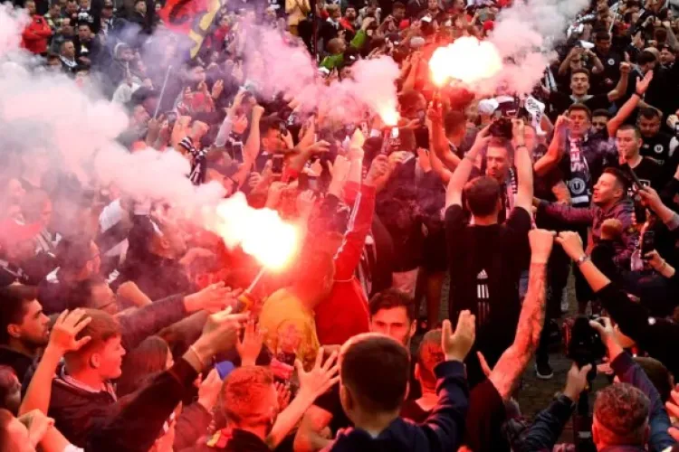 VIDEO. Suporterii „U” Cluj au aprins orașul! Atmosferă incendiară înaintea meciului pe străzile clujene