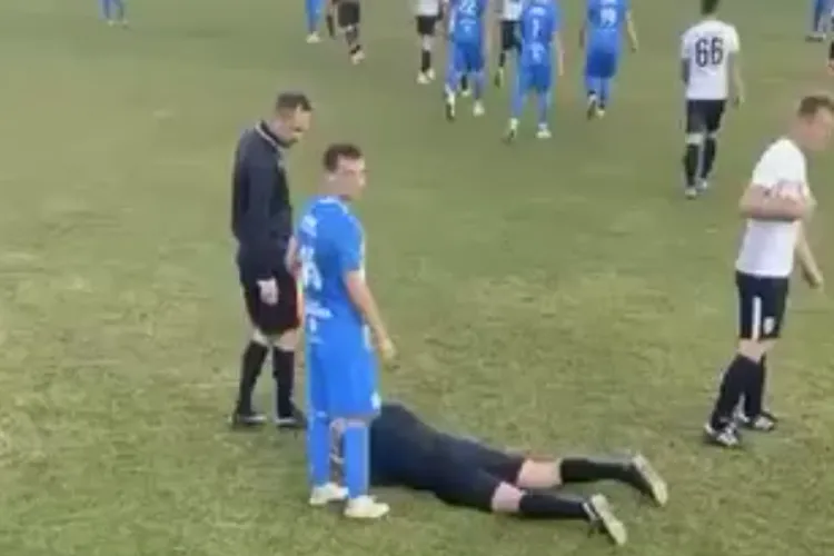 VIDEO Arbitru făcut K.O. la un meci de fotbal din Ardeal. Scandalul a continuat și la vestiare