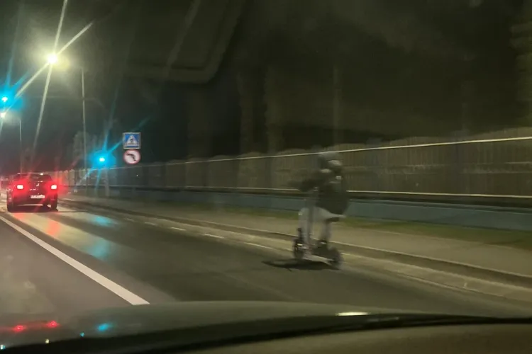 FOTO. Teribilism dus la extrem! Trotinetist fără lumini sau vestă reflectorizantă, surprins la ieșire din Cluj: „Tot ei au gura mare dacă pățesc ceva”