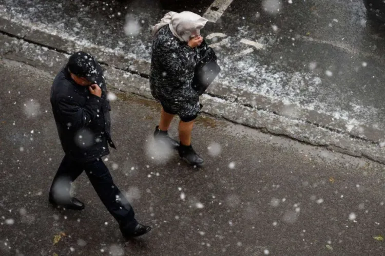 Temperaturile scad considerabil și sunt anunțate ploi și lapoviță! Cum va fi vremea la Cluj