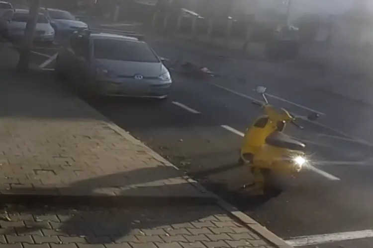 Accident LIVE CAMERE de SUPRAVEGHERE în Cluj: Livrator pe bicicletă, „catapultat” de un șofer care a ieșit din parcare fără să se asigure VIDEO