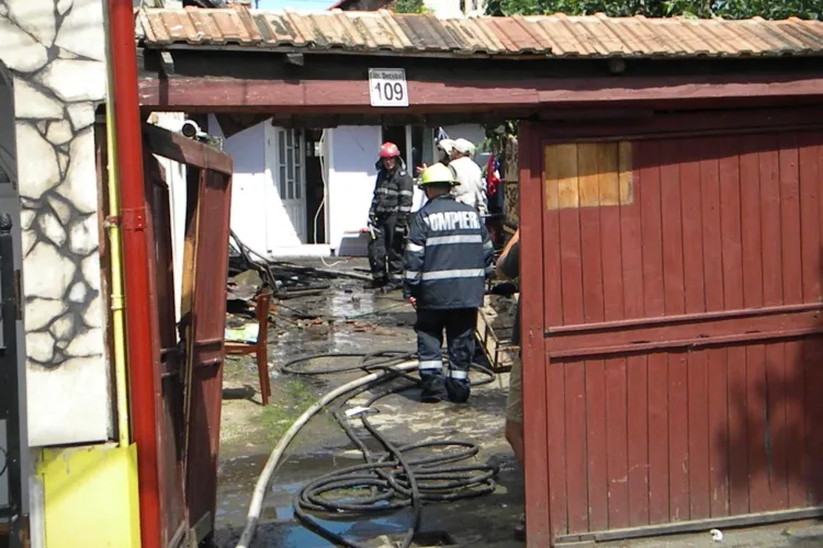 Incendiu pe strada Decebal! O casa a luat foc langa sediul EON Gaz din Cluj-Napoca VIDEO si FOTO