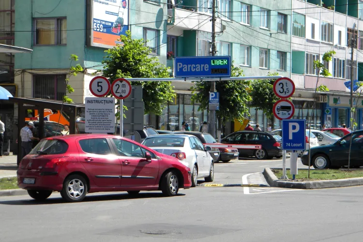 Parcarea din Piata Mihai Viteazu a fost deschisa. Atentie soferi: se taxeaza!