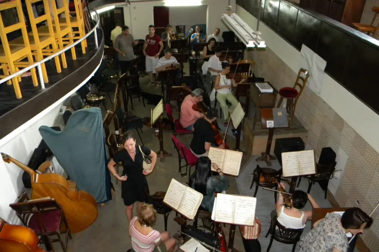 Greva comica la Opera Cluj! Luminat de neoane, un dirijor sustine ca: "Nu repetam pentru ca nu e curent electric" VIDEO