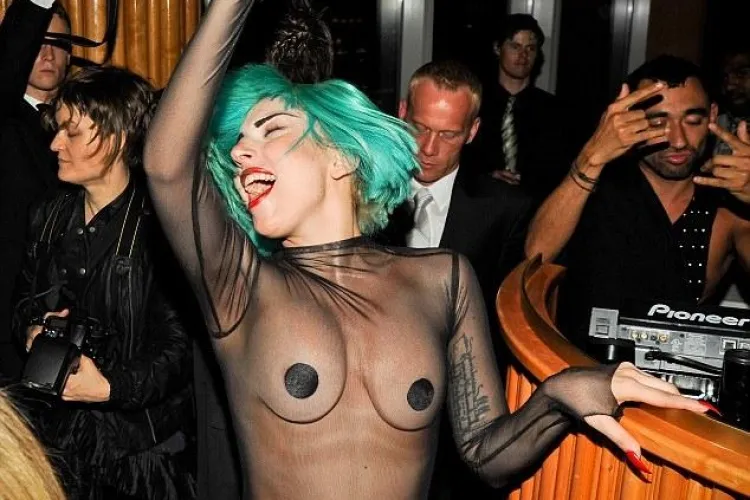 Lady Gaga, in sanii goi la CFDA Fashion Awards - FOTO