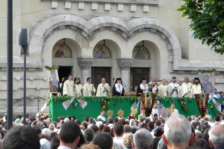 Cluj: De Rusalii, mii de credinciosi au participat la o procesiune religioasa prin centrul orasului VIDEO si FOTO