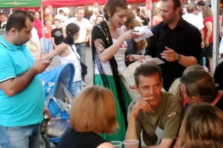 Laura Andresan a impartit prezervative tinerilor la Zilele Gherlei