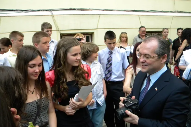 Emil Boc, fotograf la ceremonia de absolvire a fiicei sale mari, Cezara - VIDEO si FOTO