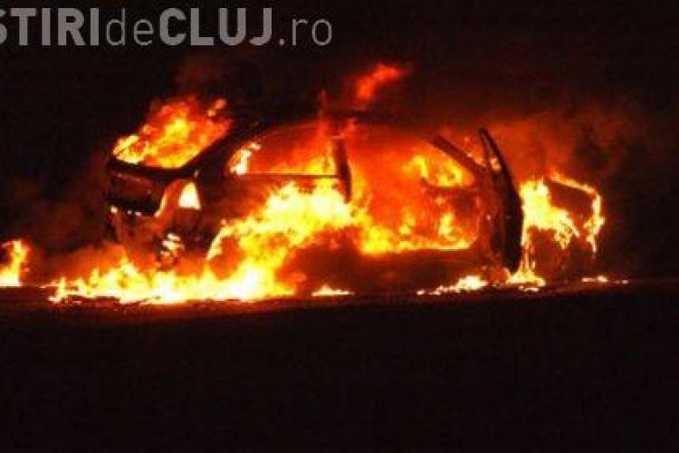 Doua autoturisme au ars azi-noapte pe strada Unirii din Cluj-Napoca