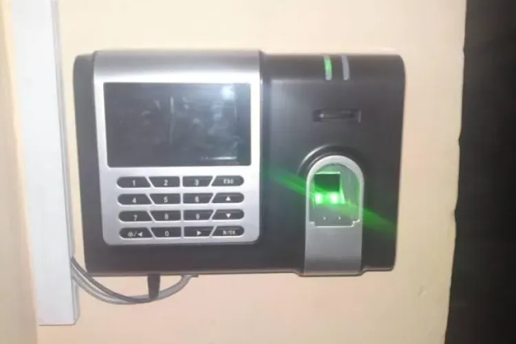 PSD Cluj: Angajatii Primariei Cluj-Napoca sunt pontati cu un aparat de scanat amprente