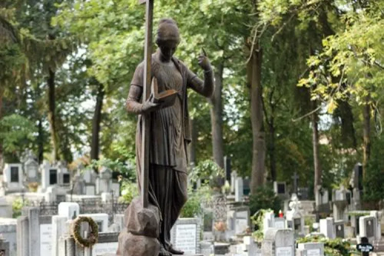 Morminte maghiare stropite cu ulei ars in Cimitirul Central 
