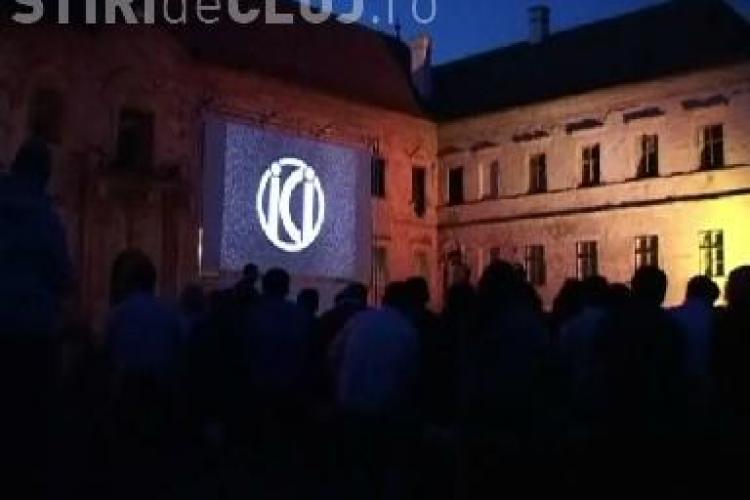 TIFF 2011: 1.000 de oameni au vizionat filmul "Odessa in flacari" in curtea castelului Banffy. Organizatorii au adus scaune din sat VIDEO