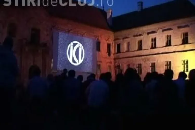 TIFF 2011: 1.000 de oameni au vizionat filmul "Odessa in flacari" in curtea castelului Banffy. Organizatorii au adus scaune din sat VIDEO